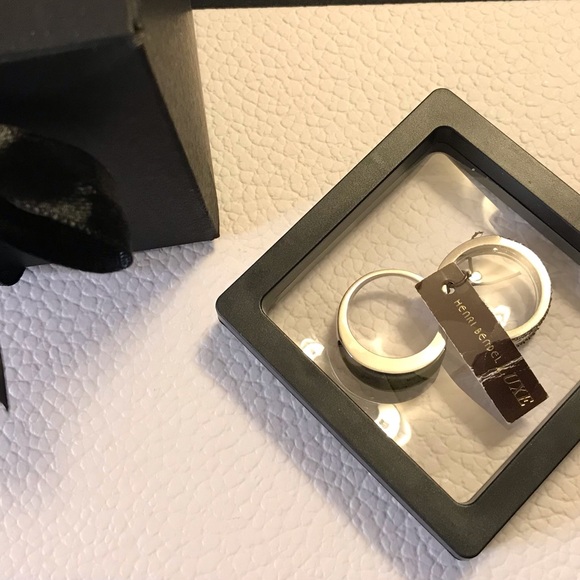 Henri Bendel 2 Piece Ring 💍 - Picture 5 of 8